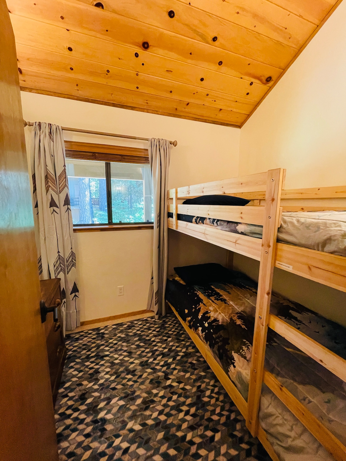 主层还有第三间卧室，配有两张舒适的双层床（上层床的重量限制为200磅），紧邻共用卫生间。