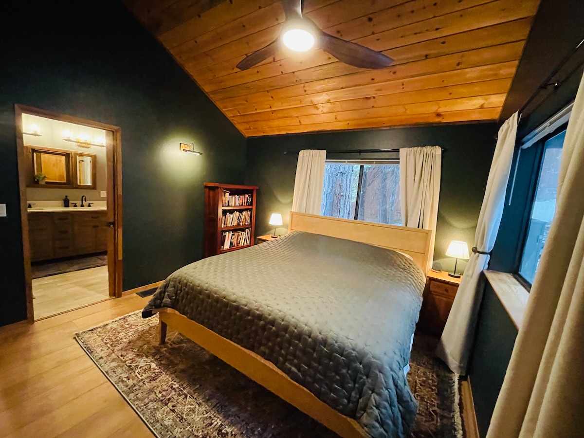 主卧配有套内卫生间、宽敞的梳妆台和舒适的办公桌，可供偶尔的Zoom通话（更新后的照片即将推出）。


