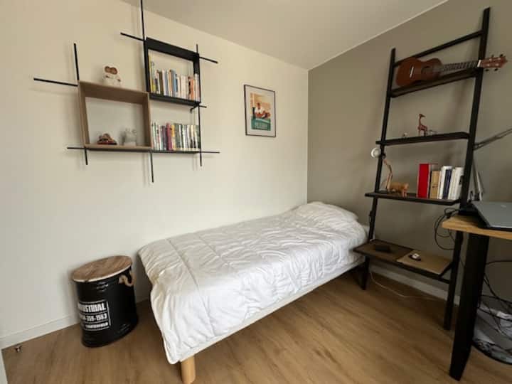 Dormitorio 5 con 1 cama individual - Puerta ventana que se abre a la terraza y a la piscina