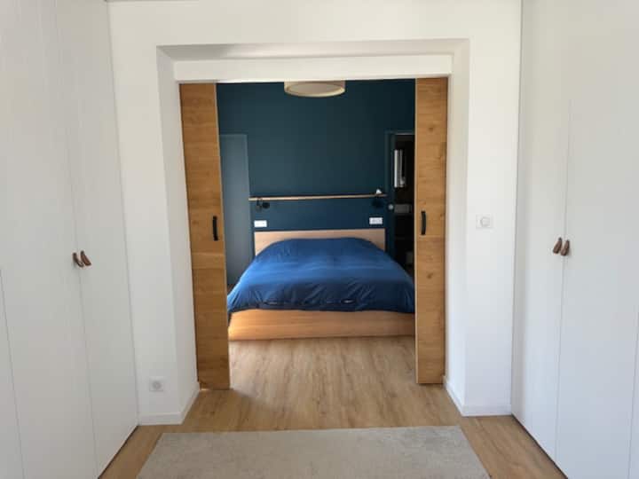 Suite principal de unos 30 m2 con vestidor, baño propio y aseo propio. Esta habitación se abre al jardín, la terraza y la piscina.
