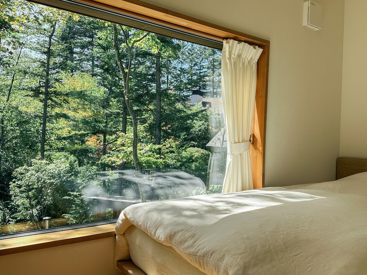 βコイズミ 照明エクステリア ポーチ灯 LED一体型 非調光 電球色 40W相当 人感センサ付 防雨型 シルバーメタリック/シルク印刷模様入 βコイズミ 照明AU38390Lエクステリア ポーチ灯 LED一体型 非調光