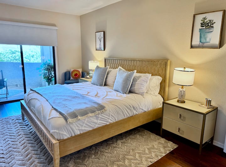 تم تحديثه بالكامل في عام 2025 - سرير جديد ومناضد سرير من Anthropologie Home. مجموعة جلوس جديدة من At Home. خزانة جديدة من واي فير. ستارة جديدة - افتحها ودع حياة الشرفة تتألق. نحن متحمسون جدًا لمشاركة هذه التحديثات.