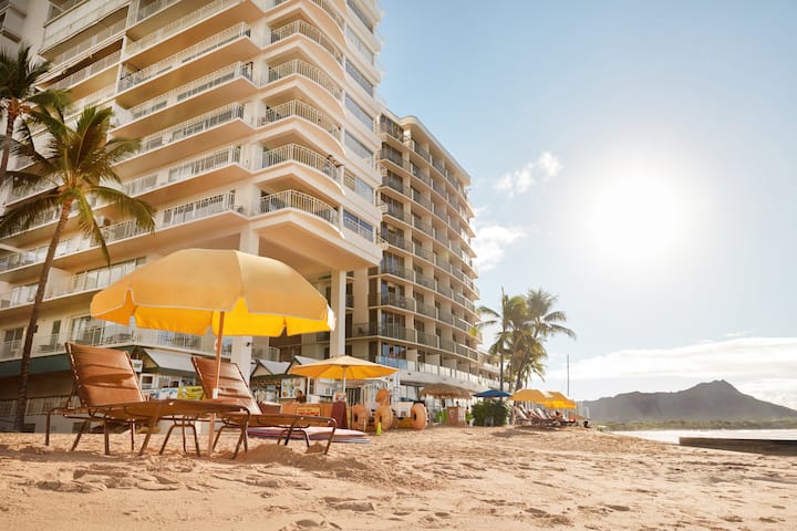 Waikiki Unit 202 Oceanfront Neverending summer! - Serviced
