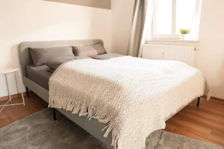 Pohodlie v spálni: Útulná 160 cm posteľ s úložným priestorom na šatník a pohodlným kreslom vás pozýva na oddych. Rozbité lampy vytvárajú jemné svetlo, obraz, koberec a zrkadlá vytvárajú dekoratívne prvky. Ideálne pre vaše druhé bývanie!