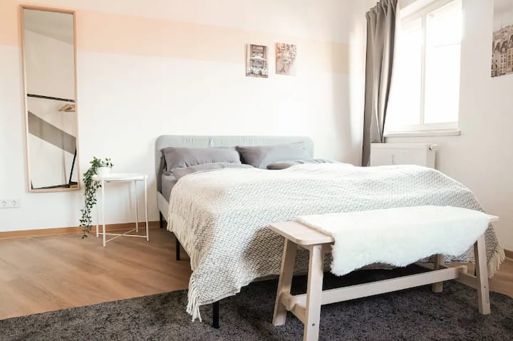 Pohodlie v spálni: Útulná 160 cm posteľ s úložným priestorom na šatník a pohodlným kreslom vás pozýva na oddych. Rozbité lampy vytvárajú jemné svetlo, obraz, koberec a zrkadlá vytvárajú dekoratívne prvky. Ideálne pre vaše druhé bývanie!