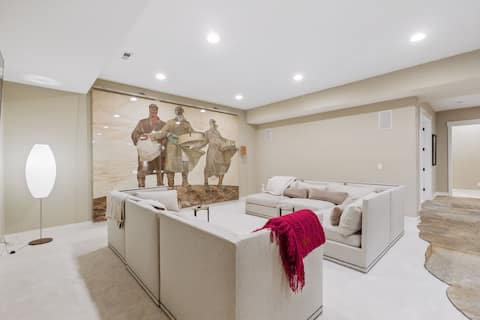 Top performing Airbnb: 2BR condo with steam sauna & billiard table in Central Boulder University Hill