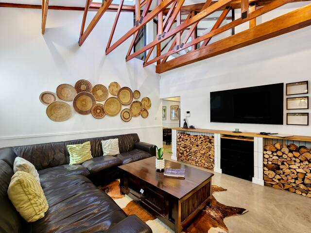 Botanica – Sunny villa ideal for large groups gallery image 3