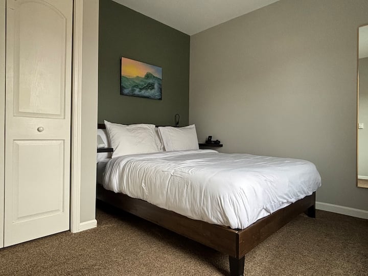 Dormez profondément avec un matelas en mousse à mémoire de forme Helix et 4 oreillers luxueux pour s'adapter à différentes préférences de sommeil