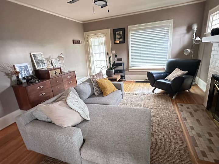 Artsy Mid-century Bungalow - Walk To Alberta - ポートランド, OR