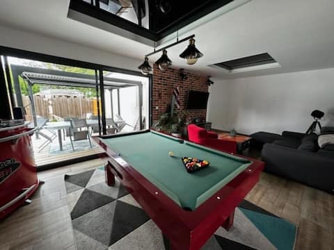 120 m2 4-bedroom house with pool and hot tub