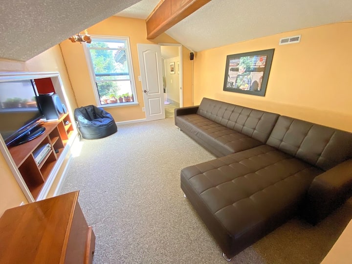 Área de loft con camas plegables de tamaño individual.