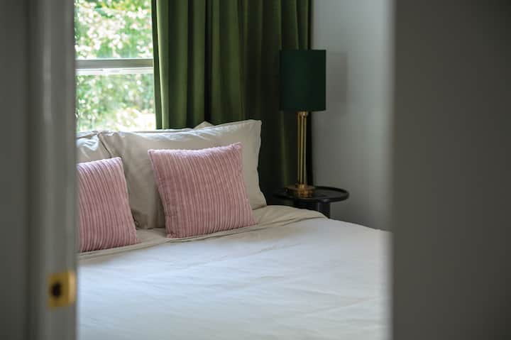 تتمتع غرفة النوم الخضراء بإمكانية الوصول المباشر إلى الشرفة. استيقظ واخرج مباشرة إلى هواء سوكال! هذه أصغر غرفة نوم لدينا ولكنها لا تزال توفر مساحة كبيرة للخزانة وتلفزيون ذكي صغير داخل الغرفة وستائر مخملية خضراء عميقة