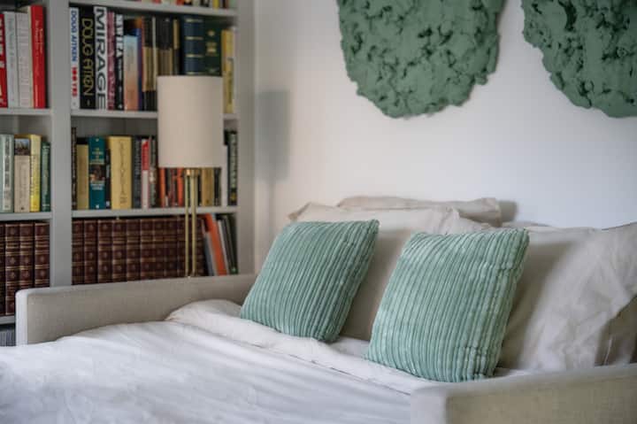 يمكن طي سرير أريكة المكتبة إلى سرير كبير مريح للغاية. تصبح هذه الغرفة غرفة نومنا الرابعة مع إمكانية الوصول الخاصة بها إلى مساحة الخزانة. 