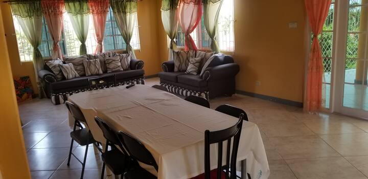 Prostorija za sjedenje na drugom katu i potpuno funkcionalna kuhinja