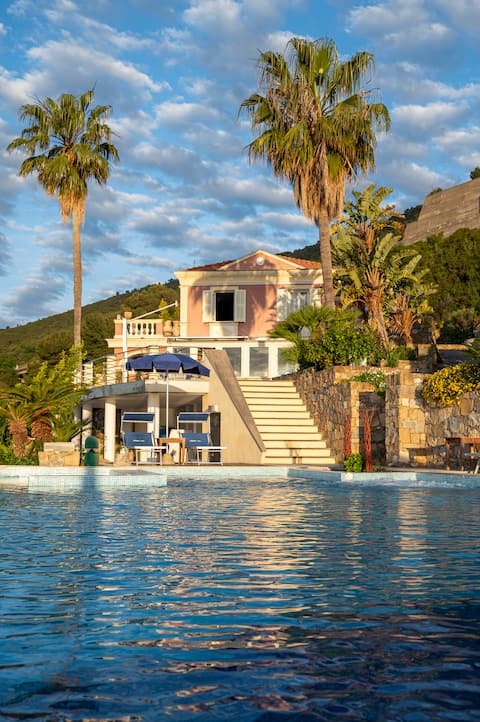 Villa Caroleo: Exclusive Villa with Panoramic Pool