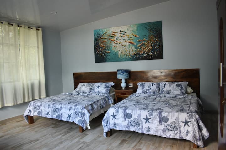 2 camas tamaño Queen para dormir confortablemente 4 personas. 