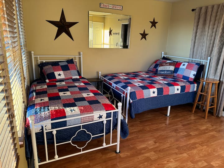 Krevat me madhësi të plotë dhe krevat dopio me hyrje në verandën e pasme.