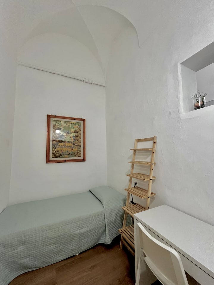 Jednolôžko, pracovný priestor, šatníková skriňa 