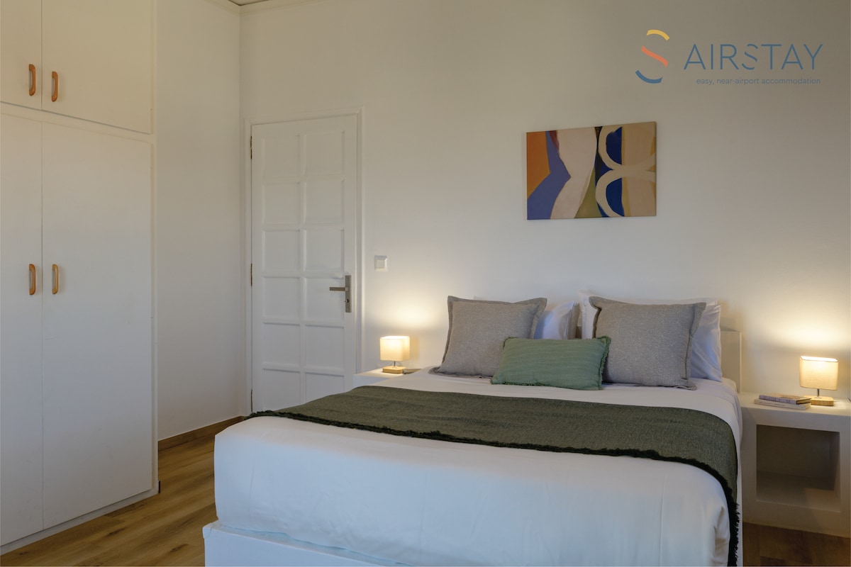 第一间卧室配有一张双人床、一个大衣柜，可俯瞰花园和大海。