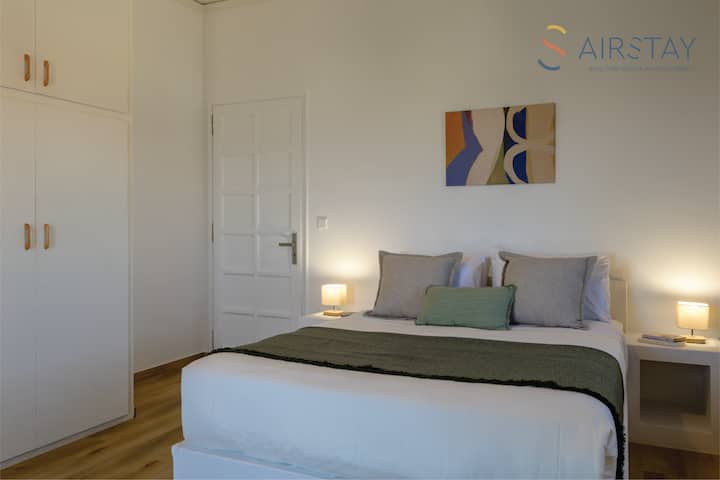 Პირველ საძინებელში არის ორადგილიანი საწოლი, დიდი კარადა და გადაჰყურებს ბაღსა და ზღვას.