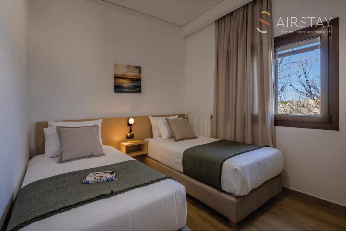 第二间卧室设有两张单人床和一个海景窗户。