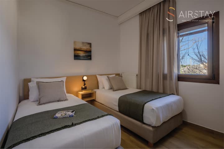 Მეორე საძინებელში არის ორი ერთადგილიანი საწოლი და ფანჯარა ზღვის ხედით.