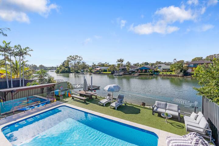 Big Family Waterfront Dual Living + Spa and Sauna!