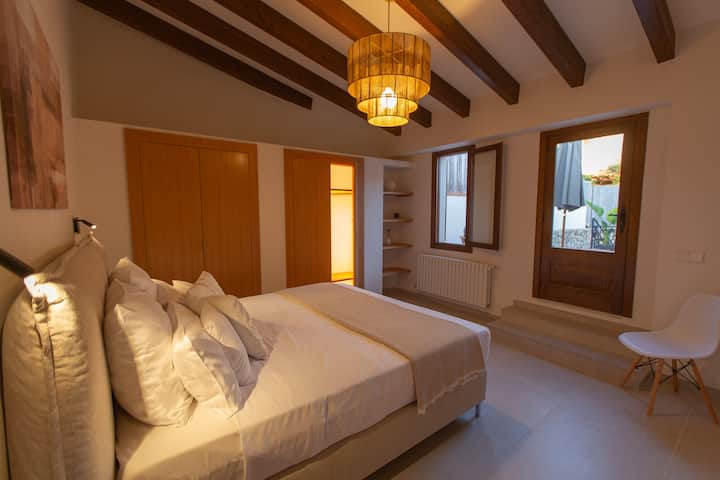 En-suite bedroom with access to the terrace