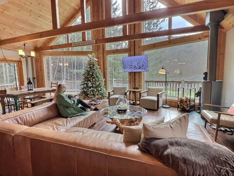 The Pines Chalet~ Hot Tub~Fireplace~Fire Pit