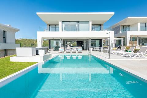 Villa Olivia - Infinity Pool & Hot Tub - 5 Bedroom