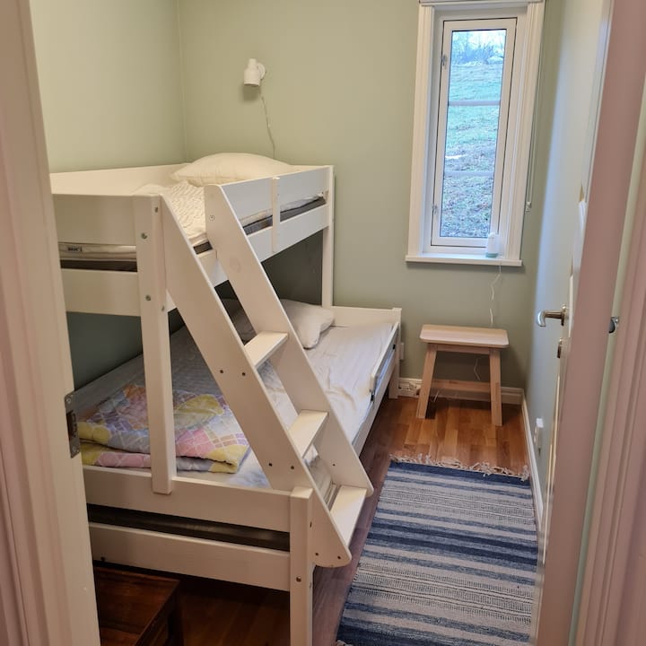 Chumba kidogo cha kulala na kitanda cha familia katika ghorofa ya chini. Kitanda kina urefu wa sentimita 120 chini na sentimita 80 juu. 