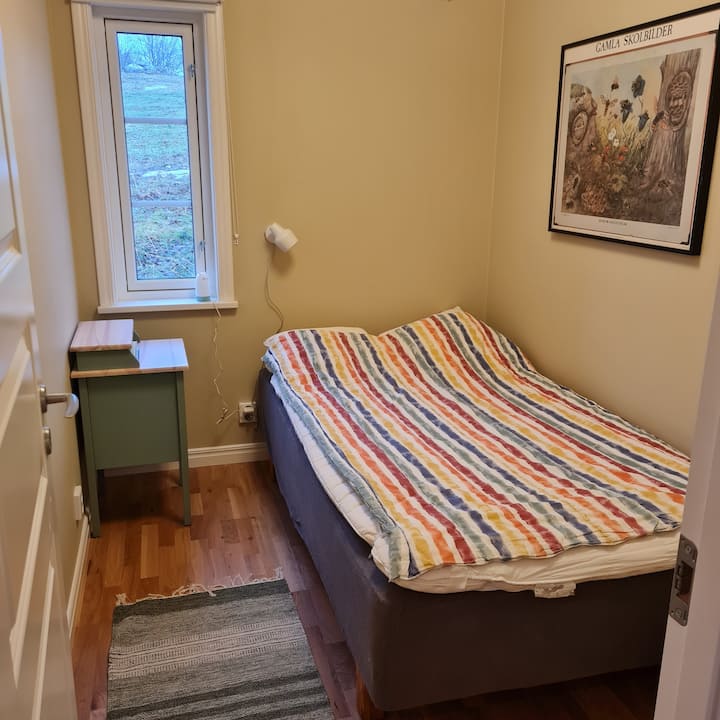 Chumba kidogo cha kulala katika ghorofa ya chini. Kitanda kina urefu wa sentimita 120.