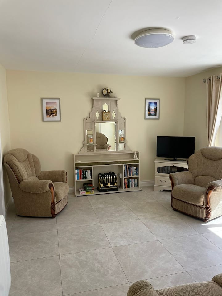 Cheerful Two-bedroom Bungalow With Free Parking - Enniskillen