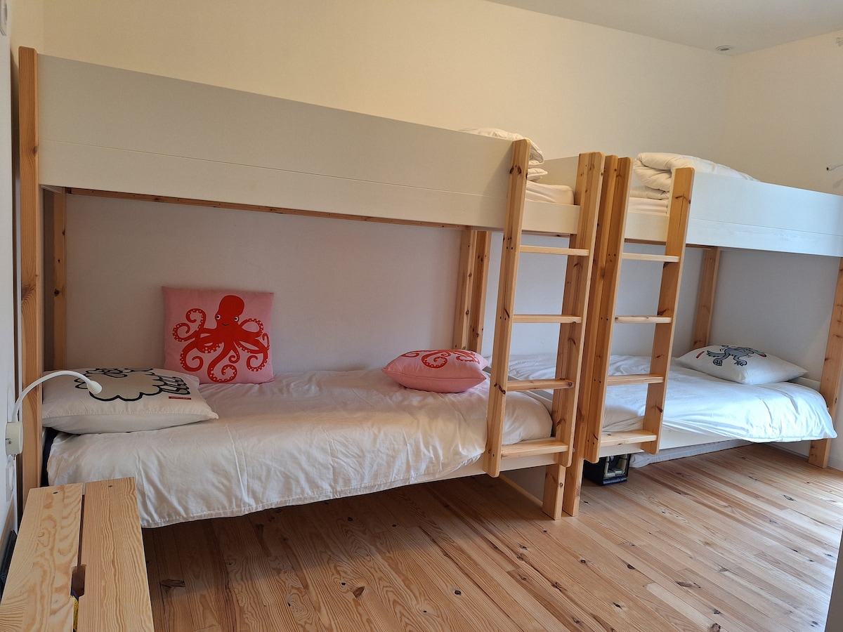 Chumba cha kulala chenye vitanda 4 vya mtu mmoja na sehemu ya kuhifadhi iliyo na kabati la nguo