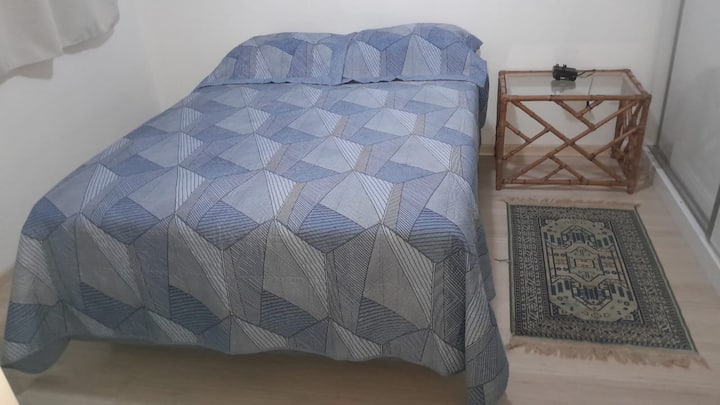 מיטה זוגית עם מעיינות עם כיס