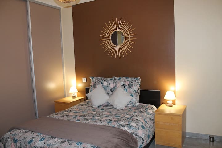 Ova prva spavaća soba glavni je apartman opremljen velikim ormarom, tuš-kabinom i umivaonikom.