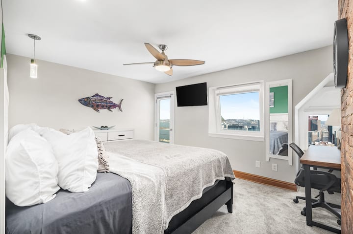 تشغل غرفة النوم الرئيسية الطابق الثاني بأكمله.  استلق على السرير لمشاهدة برنامجك المفضل والنظر إلى المدينة!

