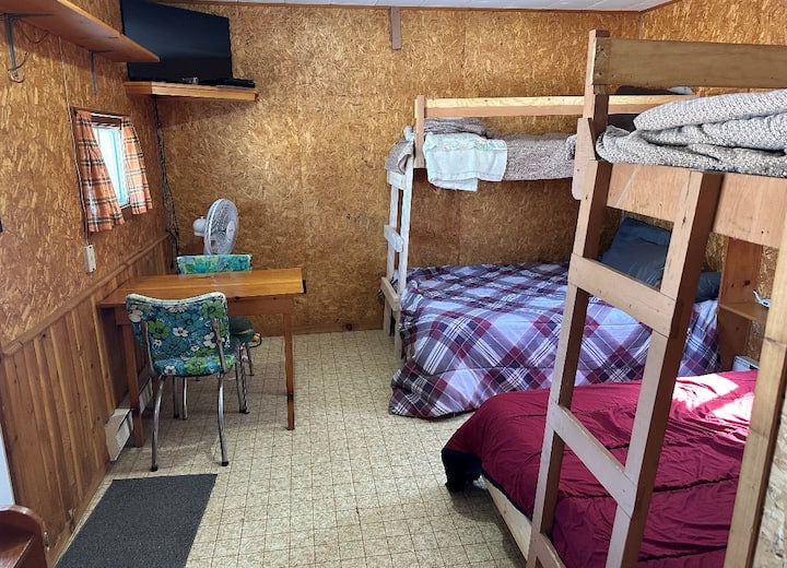 Штотуку ги ажуриравме двете долни кревети на двојни душеци од мемори пена и ги ажуриравме и горните кревети.  Горните кревети се ограничени на 180 фунти.Во главниот дел има двоен кауч на склопување, а постелнината се чува во шкафот под микробранова печка. 