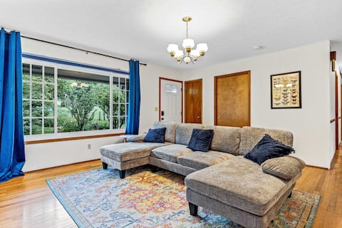 Popular Airbnb listing: Huge 1 acre fenced yard-views-hot tub-bring 3 dogs in Mills River