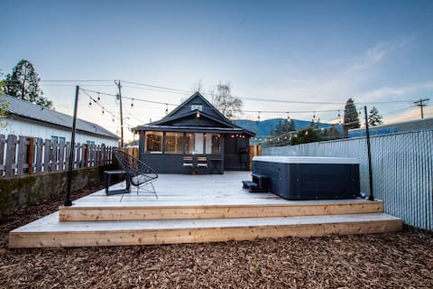 1800s Cottage · Hot Tub · Pets OK · Rogue River