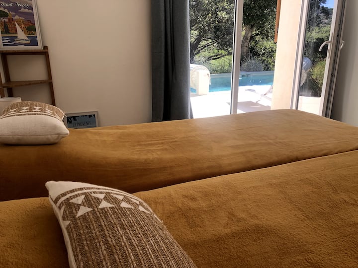 استوديو بسريرين مع مرحاض منفصل للحمام، وإمكانية الوصول المباشر إلى حمام السباحة والحديقة. 