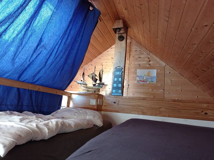 Slaapkamer 1: 2 persoons hoogslaper. Mogelijkheid van een 3e bed (1 plaats) - voor bijvoorbeeld 3 kinderen die graag op dezelfde plaats willen slapen.