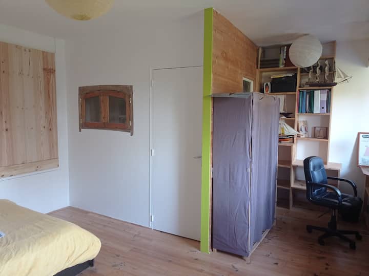 Slaapkamer 2, ruim - L-vormig - met kledingkast en grote opbergkasten. Waterpunt en grote werkruimte. Wifi. Zeer licht en mooi uitzicht op de tuin. Slaapbank - niet op de foto.