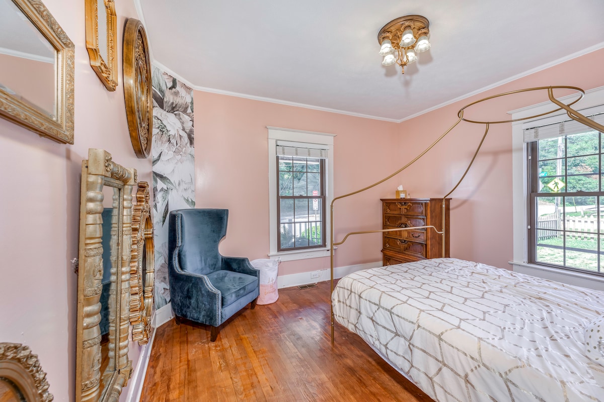 一楼卧室配备标准双人床、古董梳妆台和舒适的晨间咖啡椅。