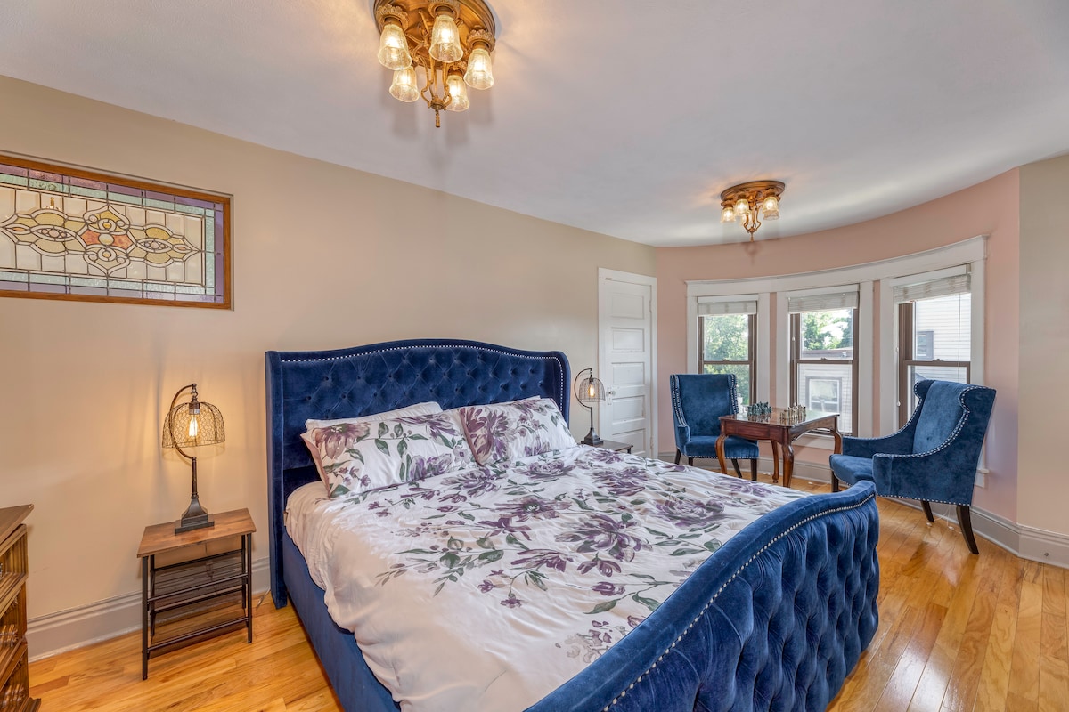 二楼主卧室设有加大双人床、挂衣柜（免费熨斗、熨衣板以及衣柜内）。  