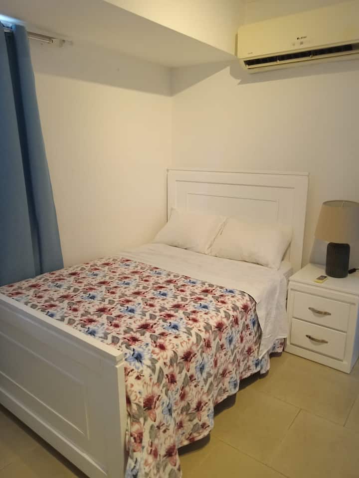 Jedan bračni krevet s klima-uređajem. 