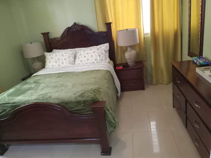 Glavna spavaća soba sa spojenom kupaonicom i velikim ormarom. Ova velika spavaća soba također ima prostor za rad s radnim stolom i stolicom. Wi-Fi u svim spavaćim sobama. 