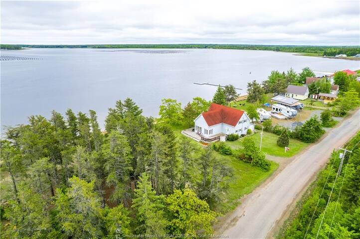 Family cottage on the beach gallery image 5