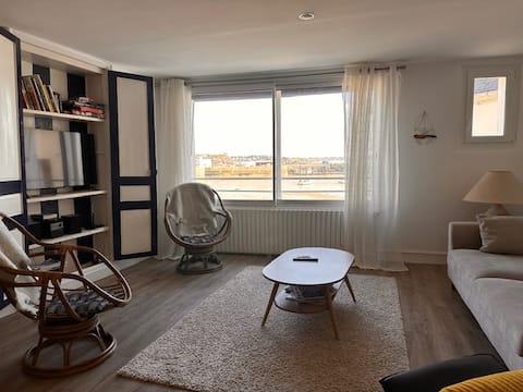 Port Side – Stunning Views of the Fishing Port –