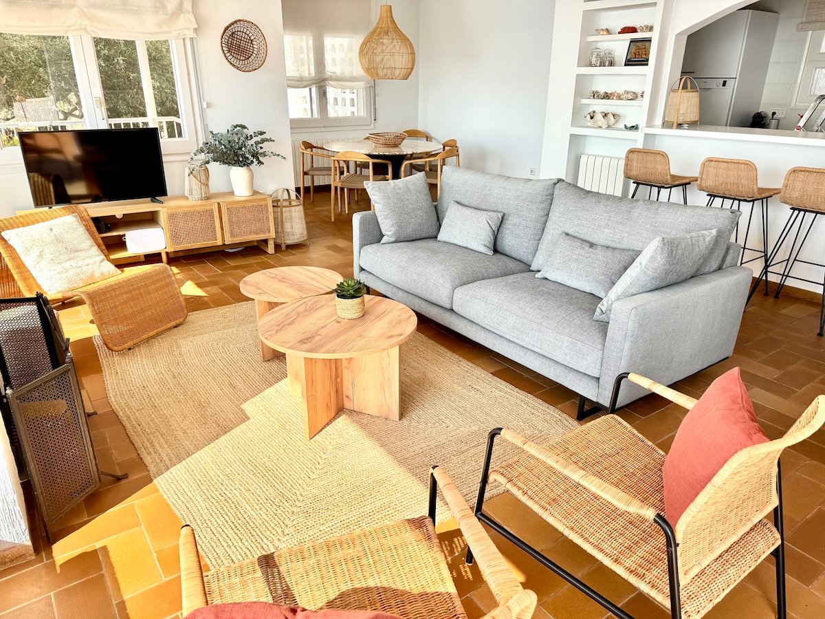 Annonce Airbnb populaire: Seafront villa with heated pool à Roses